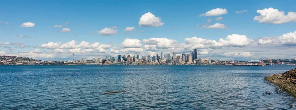 Panoramautsikt Över Seattle Skyline Med Puffiga Moln Ovan — Stockfoto