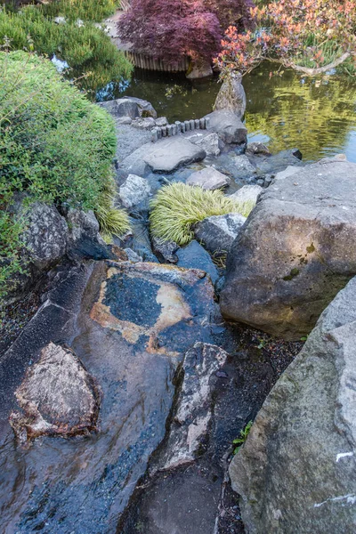 Água Flui Para Uma Piscina Jardim Japonês Seatac Washington — Fotografia de Stock