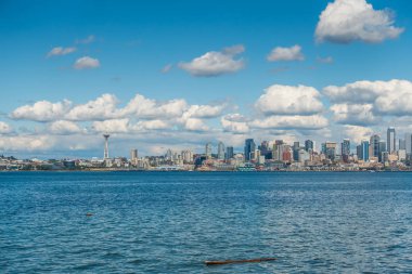 Bir görünümü ile bulutlar yukarıdaki Seattle Skyline.