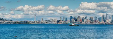 Seattle manzarası ile bulutlar yukarıdaki bir panorama görünümünü.