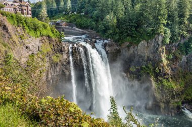 Gibi aşağı Snoqualmie Falls basamaklandırır sis yükselir.
