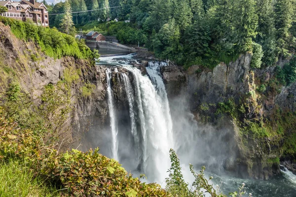 Gibi aşağı Snoqualmie Falls basamaklandırır sis yükselir.