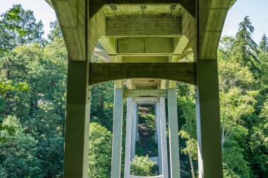 Otoyol brridge tuzlu su State Park Washington eyaletinde üzerinden altında görünümü.