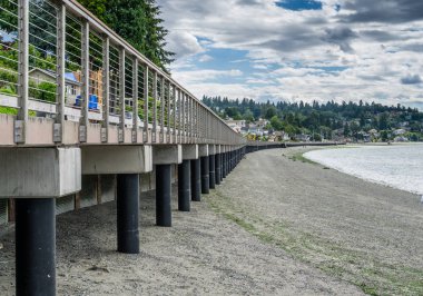 Redondo Beach, Washington boardwalk altında bir görünüm. Gelgit düşüktür.