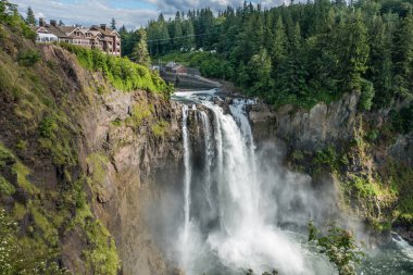 Gibi aşağı Snoqualmie Falls basamaklandırır sis yükselir.