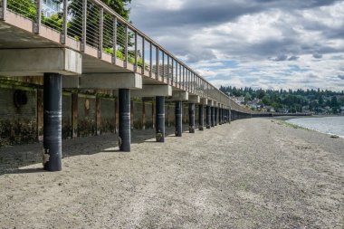 Redondo Beach, Washington boardwalk altında bir görünüm. Gelgit düşüktür.