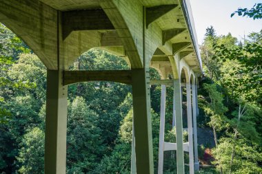 Otoyol brridge tuzlu su State Park Washington eyaletinde üzerinden altında görünümü.