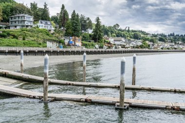 Boardwalk ve kıyı Redondo Beach, Washington'da bir görünüm.