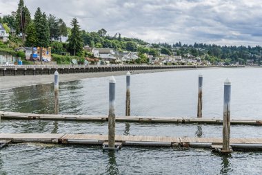 Boardwalk ve kıyı Redondo Beach, Washington'da bir görünüm.