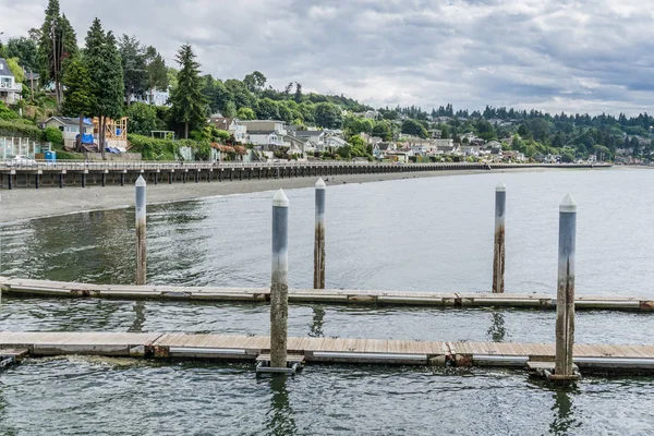 Boardwalk ve kıyı Redondo Beach, Washington'da bir görünüm.