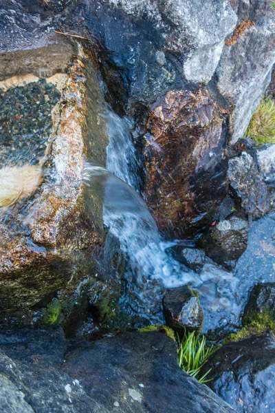 Close Shot Van Water Stroomt Rotsen — Stockfoto