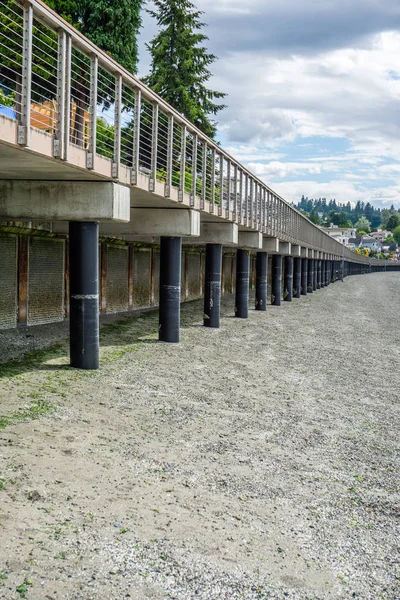 Redondo Beach, Washington boardwalk altında bir görünüm. Gelgit düşüktür.