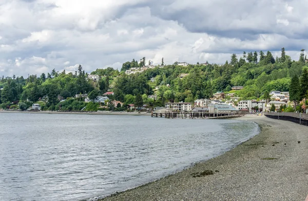 Redondo Beach, Washington kıyısındaki bir görünüm.
