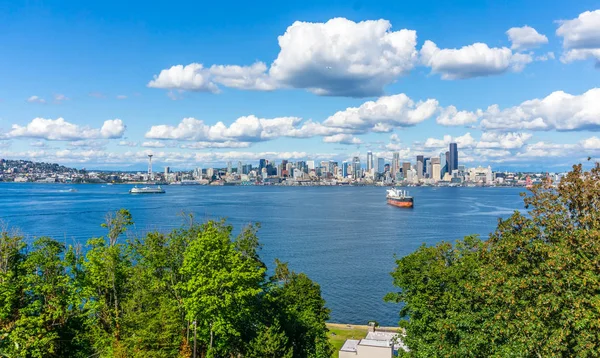 Seattle manzarası ve Elliott Bay bir görünüm.