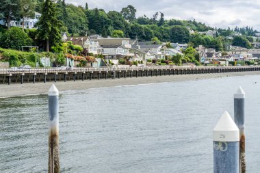 Boardwalk ve kıyı Redondo Beach, Washington'da bir görünüm.
