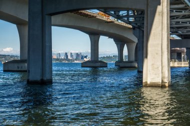Lake Washington aşağıdaki ile karayolu I-90 köprü görünümü.