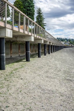 Redondo Beach, Washington boardwalk altında bir görünüm. Gelgit düşüktür.