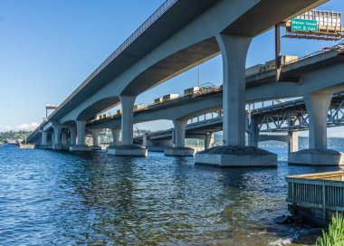 Seattle otoyol köprü altından bir görünüm.