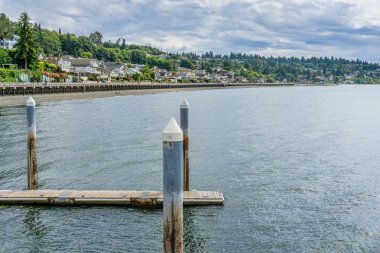 Boardwalk ve kıyı Redondo Beach, Washington'da bir görünüm.