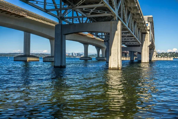 Lake Washington aşağıdaki ile karayolu I-90 köprü görünümü.