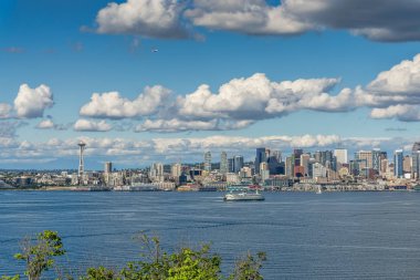 Seattle manzarası ve Elliott Bay bir görünüm.