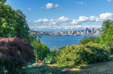 Bir tepenin Elliott Bay genelinde Seattle'dan veiw.