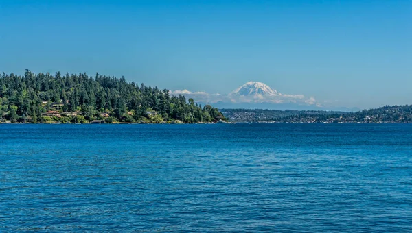 Mount Rainier Karşıya Seattle Lake Washington Bir Görünümünü — Stok fotoğraf