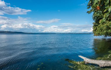 Puget Sound ile bulutlar uzaktan görünümü.