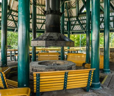 Renton, Washington ateş çukuru banklar surround.