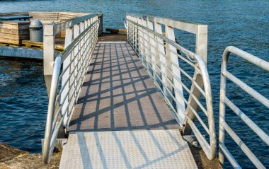Dock rampa parmaklıklar Gene Coulon Park Renton, Washington üzerinden gölge.