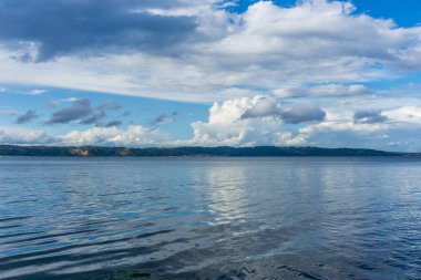 Washington eyaletinde Maury ada üzerine billowing bulutlar getirin.