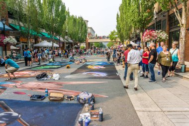 Redmond, Wa. / ABD - 19 Ağustos 2018: Seyirci keyfini sanat içinde Redmond Chalkfest Event'de, Washington.The mekanlar Redmond şehir merkezi.