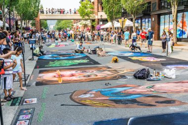 Redmond, Wa. / ABD - 19 Ağustos 2018: Seyirci keyfini sanat içinde Redmond Chalkfest Event'de, Washington.The mekanlar Redmond şehir merkezi.