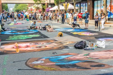 Redmond, Wa. / ABD - 19 Ağustos 2018: Seyirci keyfini sanat içinde Redmond Chalkfest Event'de, Washington.The mekanlar Redmond şehir merkezi.