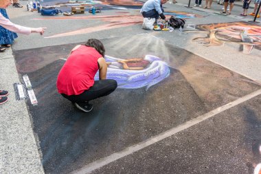 Redmond, Wa. / ABD - 19 Ağustos 2018: Redmond Chalkfest Event'de bir sanatçı çalışır, Washington.The konumu Redmond şehir merkezi.