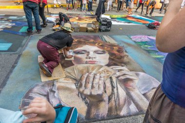 Redmond, Wa. / ABD - 19 Ağustos 2018: Redmond Chalkfest Event'de bir sanatçı çalışır, Washington.The konumu Redmond şehir merkezi.
