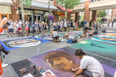 Redmond, Wa. / ABD - 19 Ağustos 2018: Seyirci keyfini sanat içinde Redmond Chalkfest Event'de, Washington.The konumu Redmond şehir merkezi.