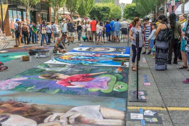 Redmond, Wa. / ABD - 19 Ağustos 2018: Seyirci keyfini sanat içinde Redmond Chalkfest Event'de, Washington.The konumu Redmond şehir merkezi.