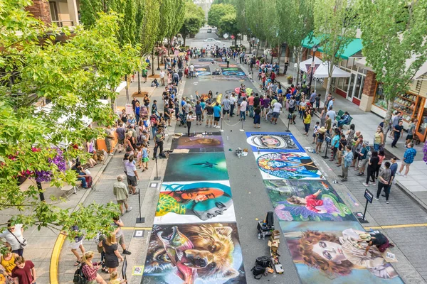 Redmond, Wa. / ABD - 19 Ağustos 2018: Seyirci keyfini sanat içinde Redmond Chalkfest Event'de, Washington.The konumu Redmond şehir merkezi.