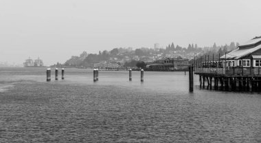 Ruston, Washington shioreline bir sis wildfires duman gelen zarf. Siyah beyaz resim.