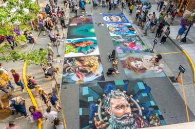 Redmond, Wa. / ABD - 19 Ağustos 2018: Seyirci keyfini sanat içinde Redmond Chalkfest Event'de, Washington.The konumu Redmond şehir merkezi.