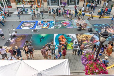 Redmond, Wa. / ABD - 19 Ağustos 2018: Seyirci keyfini sanat içinde Redmond Chalkfest Event'de, Washington.The konumu Redmond şehir merkezi.