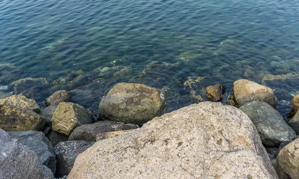 水面上有水的大岩石景观 — 图库照片