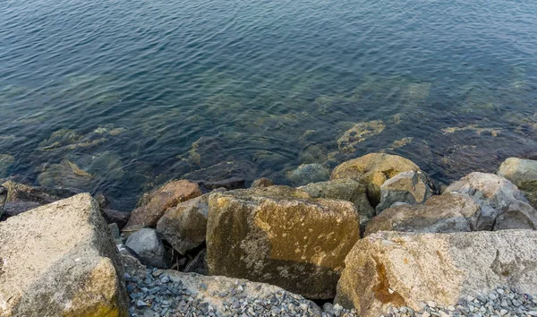 水面上有水的大岩石景观 — 图库照片