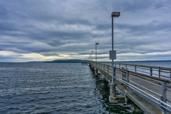 Des Moines Washington Puget Sound Üzerine Karanlık Fırtına Bulutları Getirin — Stok fotoğraf