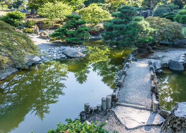 一个池塘反映了周围的日本花园在西塔科 华盛顿 — 图库照片