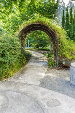 Arbors Seatac, Washington'da bir avluda bir görünümünü.