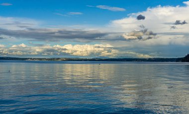 Puget Sound bulutlar ile bir görünüm çizgi nokta, Washington'dan ufukta.