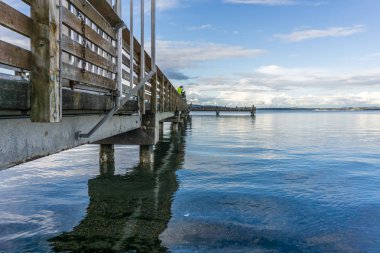 Balıkçılar Washington Sttate Dash noktası iskelede şanslarını denemek.