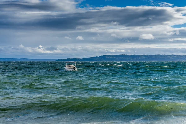 Лодка Качается Бурной Воде Заливе Пьюджет Место Нахождения Normandy Park — стоковое фото